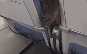 Ngồi cùng chuyến bay với cô gái trẻ, chàng trai không ngờ khi nhìn xuống quần mình