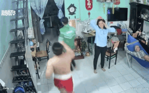 Thanh niên định thể hiện võ nghệ, vừa tung cước đã gặp cái kết khó đỡ