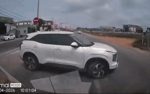 Clip: Sang đường 'như chốn không người', ô tô con tá hoả với sự cố gặp phải