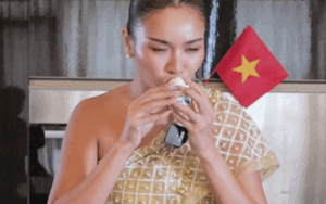 Cô gái Thái thử món ăn 'đáng sợ' nhất nhì Việt Nam, ngay muỗng đầu đã thốt lên