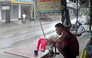 Người đàn ông vừa trèo lên xe máy, diễn biến tiếp đó khiến ai cũng bất ngờ