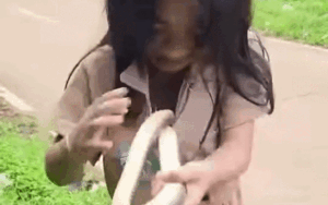Bé gái lấy ra món quà giấu trong bụng khoe bố, dân tình vừa nhìn đã rụng rời tay chân