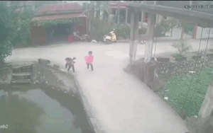 Bé gái đi học về không may lọt xuống sông, diễn biến tiếp theo khiến ai nấy cũng thót tim