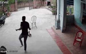 Vừa vào nhà, thanh niên liền bỏ chạy 'trối chết' và liên tục hét lên 3 từ