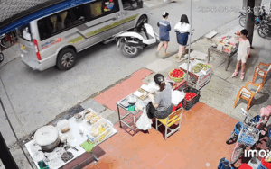 Xe máy bị ô tô chèn trúng nhưng nhờ camera an ninh mà tài xế được 'rửa oan'