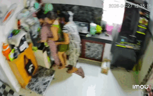 Cô gái đứng rửa bát, cả nhà chồng có hành động khiến ai cũng bất ngờ