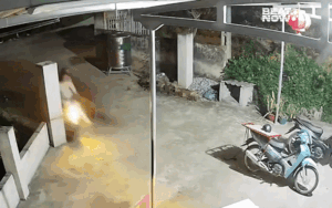 2 thiếu nữ lái xe đạp điện, vừa ôm cua liền gặp sự cố khiến nhiều người 'đứng tim'