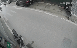 Kẹp 3 trên chiếc xe máy, cái kết của nhóm nam nữ thanh niên khiến nhiều người 'ớn lạnh'