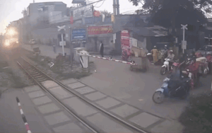 Cố băng qua đường sắt khi tàu đang đến, người đàn ông gặp cái kết nhớ đời