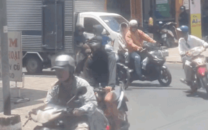 Dừng bên lề đường, gã đàn ông có hành động khó coi với vợ ngay trên xe máy