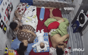 Vợ chồng trẻ say ngủ, lúc check camera liền thấy cảnh 'khó nói thành lời'