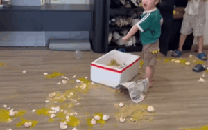 Vừa lên tầng cắm nồi cơm, lúc trở xuống mẹ liền 'bốc hoả' khi thấy cảnh tượng của 2 cậu con trai