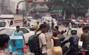 Nữ người mẫu đánh người đàn ông lớn tuổi giữa đường gây phẫn nộ