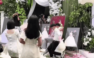 Nhảy lên giật hoa cưới, 2 thanh niên có hành động khó đỡ với cô gái khiến dân mạng lắc đầu: 'Còn ế dài'