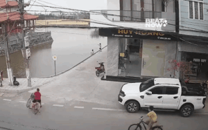 Màn cua xe 'cực khét' của búp măng non khiến dân tình phải vội réo phụ huynh vào cuộc