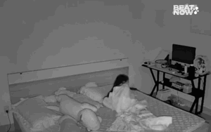 Xem camera phòng ngủ lúc hơn 5h sáng, ông bố liền thấy cảnh khiến lòng thắt lại