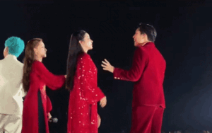 Hòa Minzy 'xô đẩy' đồng nghiệp trên sân khấu, cộng đồng mạng tranh cãi