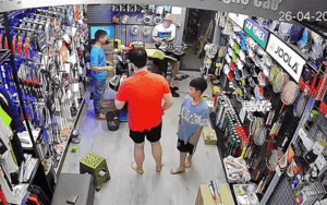 Vừa thử vợt cầu lông, chàng trai ôm đầu tỏ vẻ hối hận: Lý do được camera an ninh ghi lại
