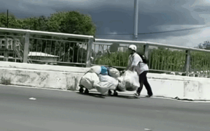 Thấy cụ bà đẩy xe hàng nặng nhọc, nam sinh có hành động ai cũng ấm lòng