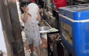 Vừa bưng chồng bát vừa tự tin nói 4 từ, bé trai gặp cái kết khiến dân tình phì cười