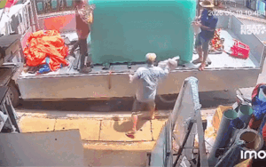 Nhóm 5 người đàn ông khiêng kính, diễn biến tiếp đó khiến ai cũng hoảng sợ