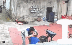 Clip: Thấy bố đi làm, bé trai hỏi chỉ 1 câu mà cả cõi mạng hạnh phúc lây