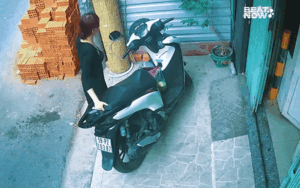 Cô gái 'chết trân' nhìn chiếc xe máy, xem diễn biến trước đó dân tình rôm rả bàn luận