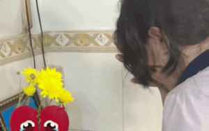 Mang giấy khen về khoe trước di ảnh ba, nữ sinh hỏi một câu mà ai cũng nghẹn ngào