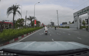 Đang ngồi trên xe máy, cô gái trẻ có hành động bị cõi mạng 'ném đá'