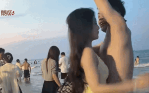 Clip: Cô gái bịt mũi sau khi hôn bạn trai, camera ghi lại cảnh hài hước trước đó