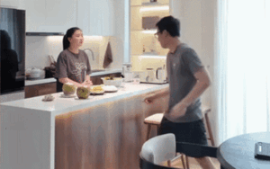 Nấu cơm xong nhưng chồng vẫn mải chơi game, vợ mới cất giọng mấy từ khiến chồng lập tức đứng dậy bưng bê