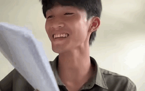 Cả lớp 'dậy sóng' vì màn trả bài kiểm tra đặc biệt của thầy giáo trẻ