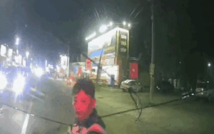Chặn đầu và đập phá xe cứu thương, người đàn ông nhận cái kết 'đắng'