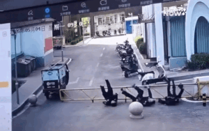 3 người đàn ông ngã nhào cùng lúc, camera ghi lại diễn biến bất ngờ trước đó
