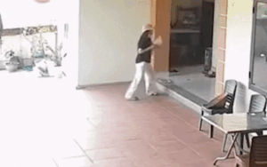 Cháu gái vào nhà gọi bà, nghe tiếng đáp lại liền chạy trối chết: Camera ghi lại cảnh đặc biệt