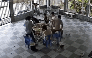 Nhóm người đang ngồi nhậu phải vội giải tán, camera ghi lại diễn biến trước đó làm ai cũng mất hồn