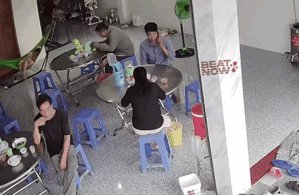 Đang ngồi ăn sáng, người đàn ông gặp sự việc bất ngờ đến khó tin