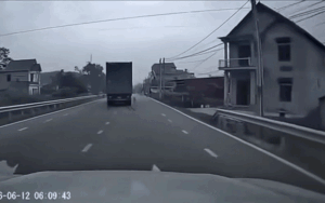 Clip: Tài xế xe container phanh 'cháy lốp', xem những giây tiếp theo dân tình càng 'nóng mặt'