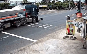 Người đàn ông bị xe container tông trúng, xem diễn biến trước đó càng bất ngờ
