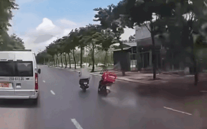 Clip: 2 xe máy xảy ra va chạm, dân tình bóc mẽ lỗi sai