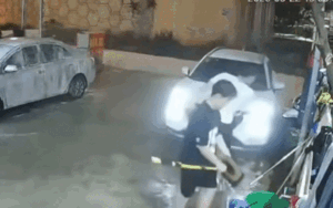 2 thanh niên vừa đứng dậy sau khi bị ô tô húc trúng, diễn biến tiếp đó khiến dân tình 'chán không buồn nói'