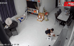 Vừa đi vệ sinh ra, thấy em rơi khỏi võng, bé trai hét lên 4 từ gây 'chấn động' cõi mạng
