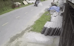 Thót tim khoảnh khắc người phụ nữ bị đá lở từ vách núi rơi trúng khi đang chạy xe máy