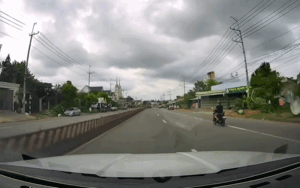 Thanh niên 'thích thể hiện' khi lái xe máy, camera hành trình ghi lại diễn biến bất ngờ tiếp đó