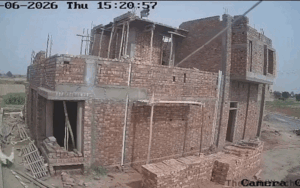 Người đàn ông nằm bất động dưới ngôi nhà đang xây, camera an ninh ghi lại cảnh đáng sợ