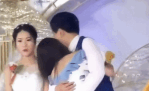 Clip: Người yêu cũ tới đám cưới hôn chú rể thắm thiết, cô dâu mặt 'biến sắc' đứng nhìn