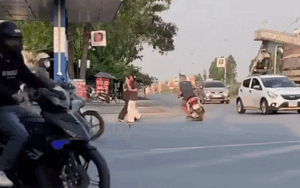 Vừa lướt qua 2 cô gái, thanh niên gặp sự cố khó đỡ vô cùng