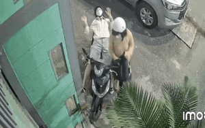 2 cô gái vừa chở nhau đến nhà, diễn biến tiếp đó khó ai ngờ tới
