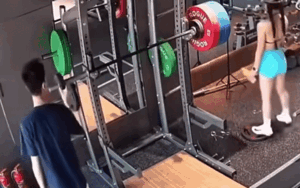 Cô gái xinh đẹp đi tập gym, thanh niên bên cạnh có hành động khiến cô hoảng sợ