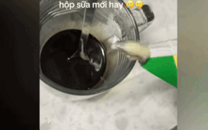 Đổ sữa đặc ra pha cà phê, thứ bên trong chui ra khiến thanh niên kinh hãi